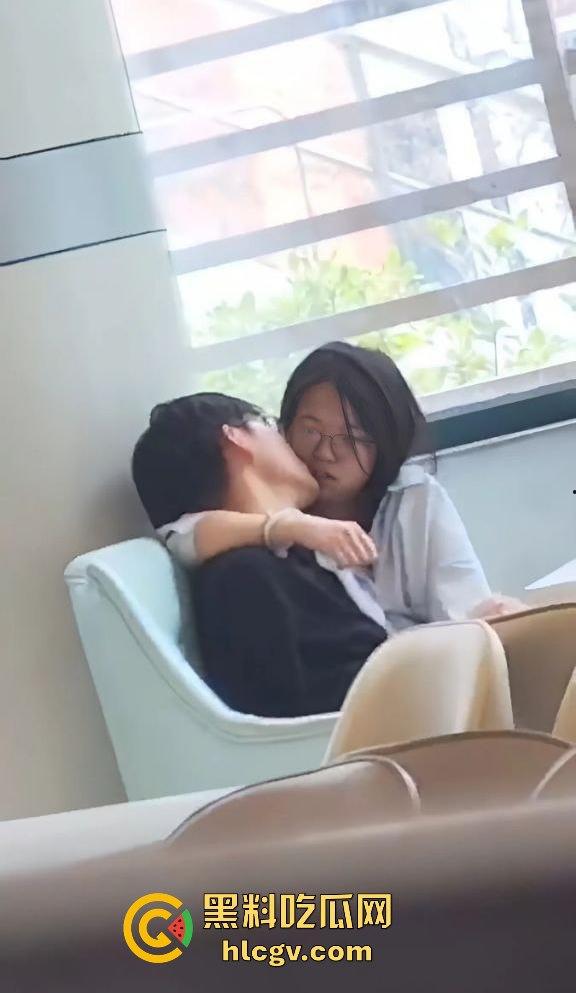 郑州轻工业大学猛料！图书馆里学生妹公然给男友打飞机，偷情现场被偷拍流出！-7