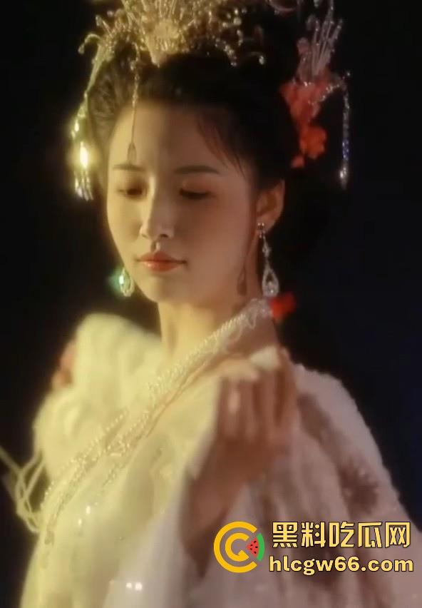 湖北街道办事处工作人员【荣琳琳】白天忙工作晚上忙生活 脱光了衣服在镜头前搔首弄姿-1