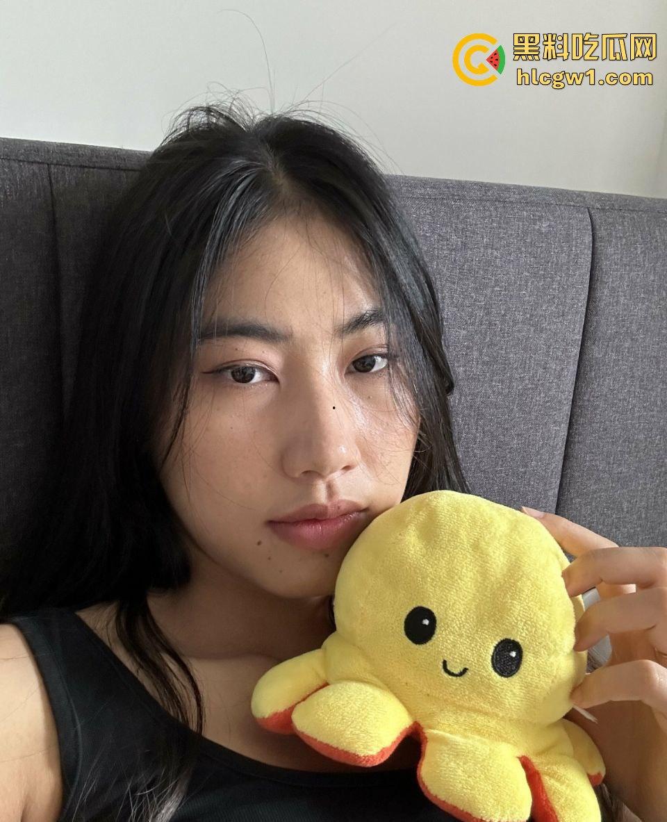 留学生【马可妍】的性爱日记曝光！吃洋屌吃成母狗，跪地讨好主人，彻底成了外国人的玩物！-1