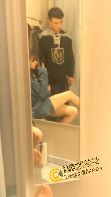 现在的小情侣是人干的事儿吗？HM试衣间直接开吃鸡，小嘴含着含着就口爆了，服了这代年轻人！-2
