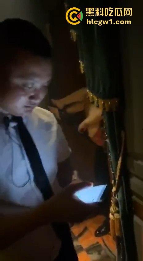 青岛MKD NIGHT醉妹喝醉成大漏勺吐晕厕所，大熊壮汉半裸上身直接扛走，敢问这算不算犯法？-7