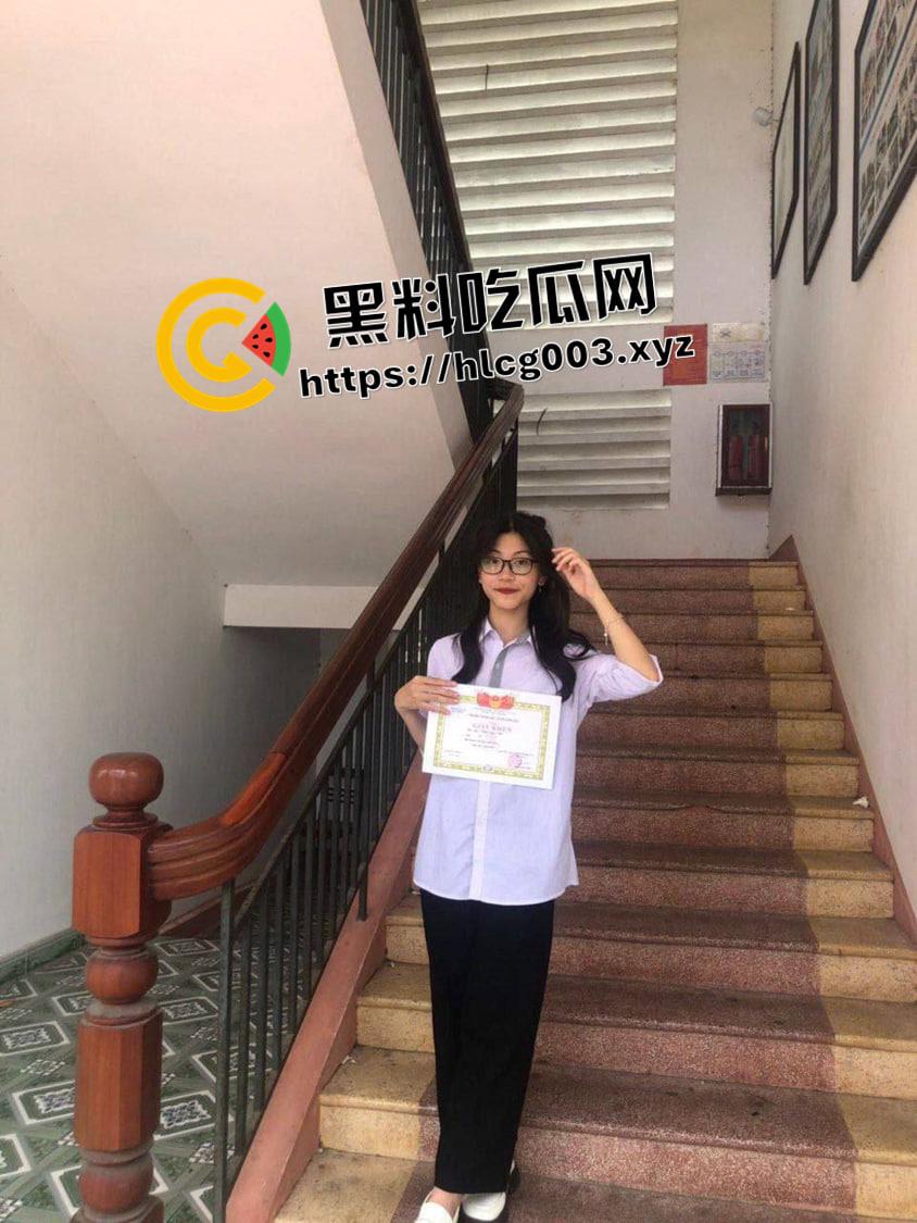 反差越南高中妹 胡志明中学学霸妹子和男友视频自慰被曝光 脱了校服竟然这么骚-2