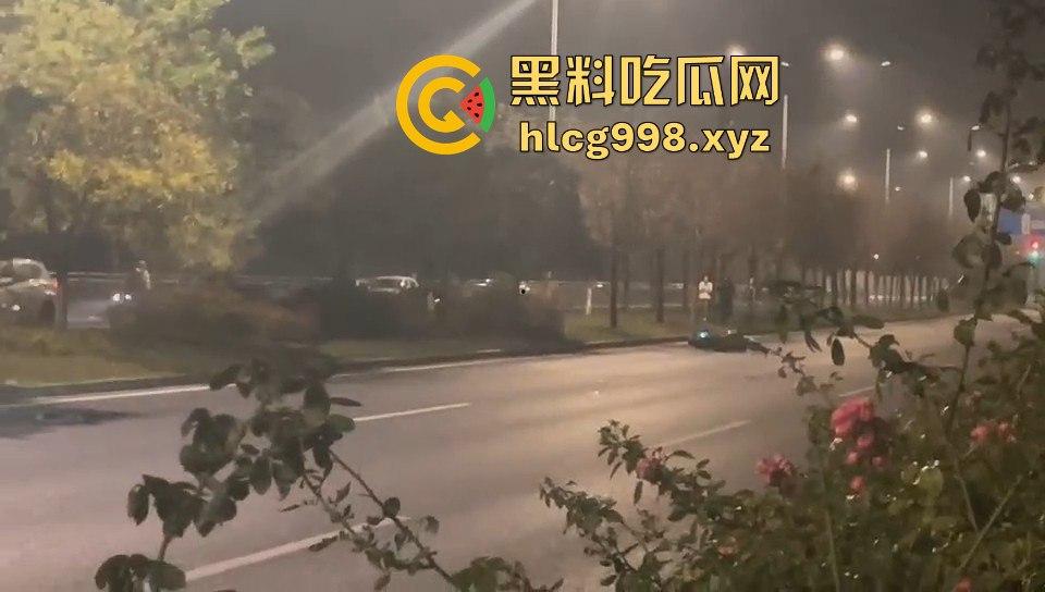 宁波10月10日深夜飙车狂徒闯红灯撞飞辅警！摩托车主嚣张逃逸毫发无损！-11