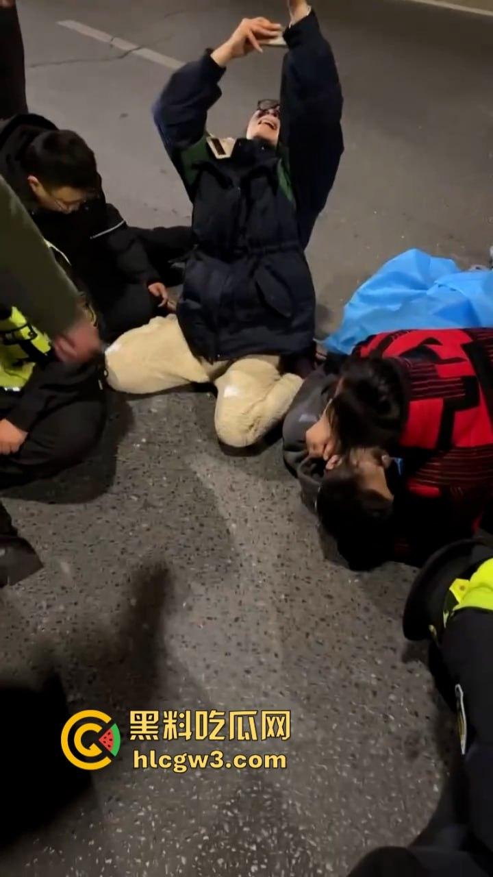 河南货车司机遭交警截停冲动跳桥 直接落地成饼 交警当场懵逼 却被曝出司机老婆才是罪魁祸首？-4