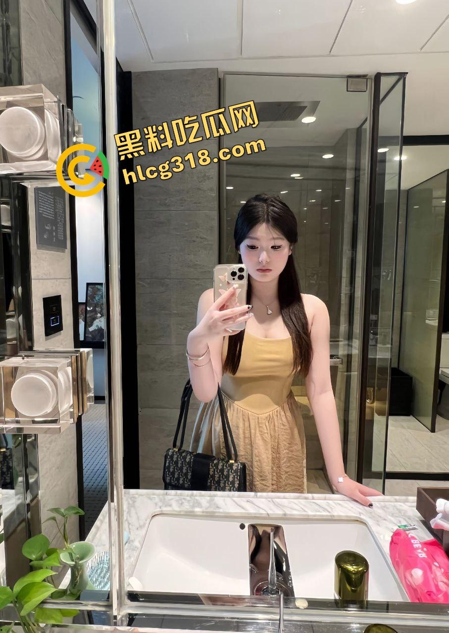 巨根男友无情肛爆小女友，女友屁眼首次被巨根捅爆，哭着喊疼又忍不住摇屁股，屁眼被捅开花还爽到晕厥！-1