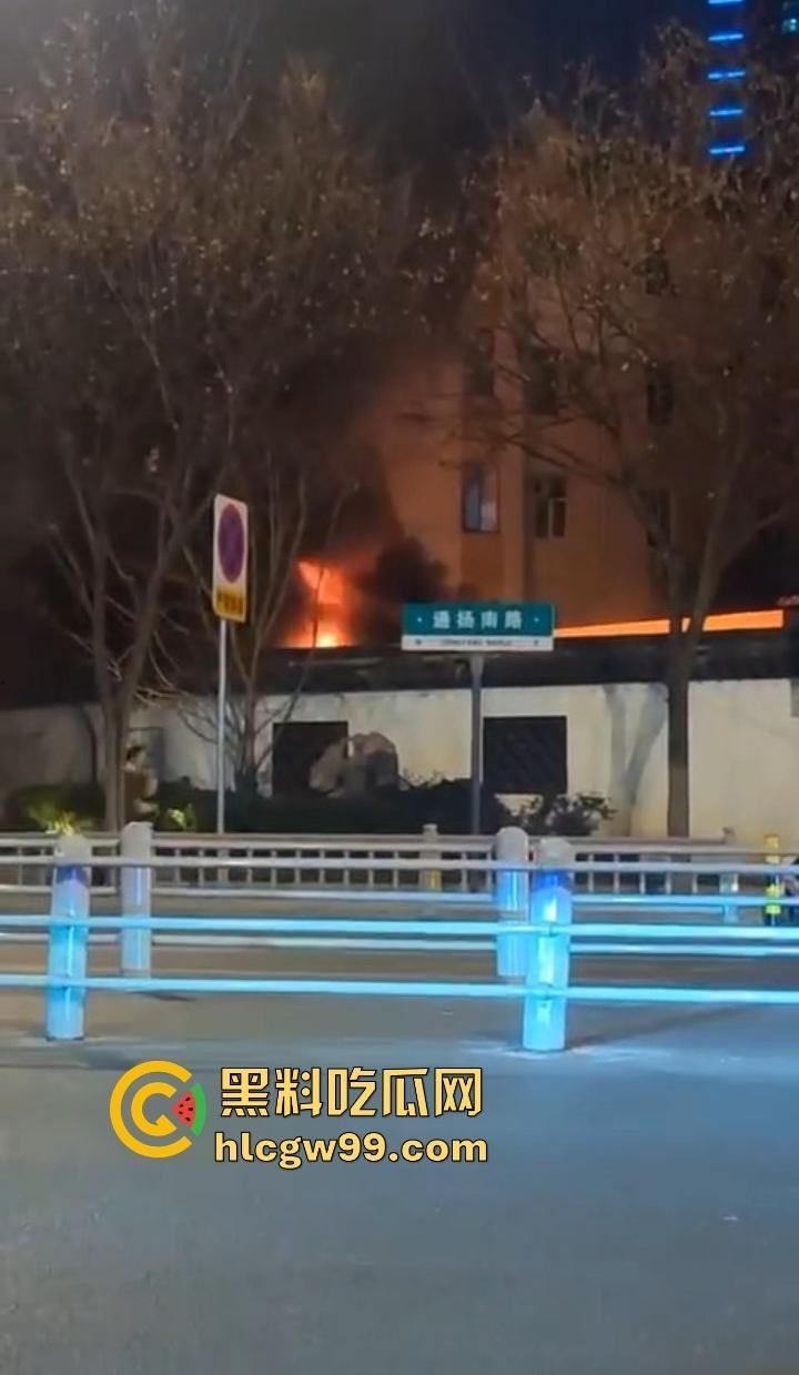 春晚无锡分会场火了，会场彩排突发火情况，央视的脸估计都烧红了吧？这年头连春晚都开始玩烈焰风格了！-8